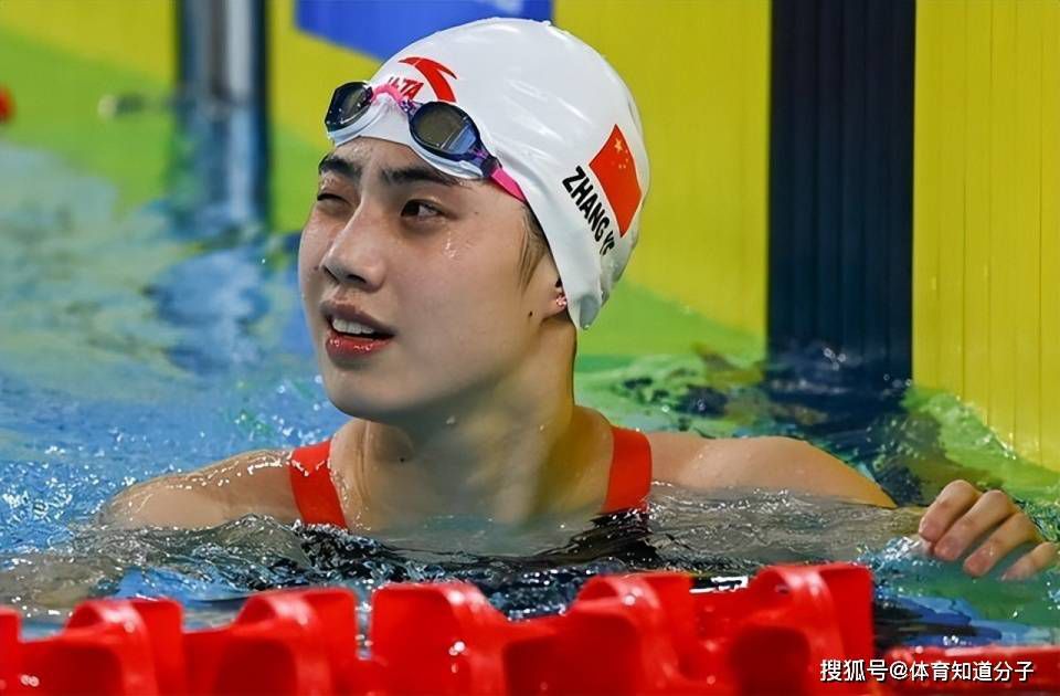 现在，何莲的双手十指已经无法控制，十根手指都只剩下皮肤相连、自然的耸拉下垂着。